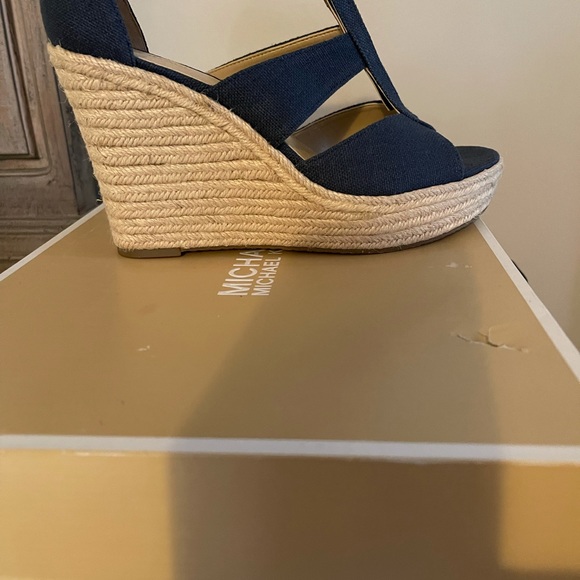 BRAND NEW! Michael Kors Sandals - Picture 6 of 8